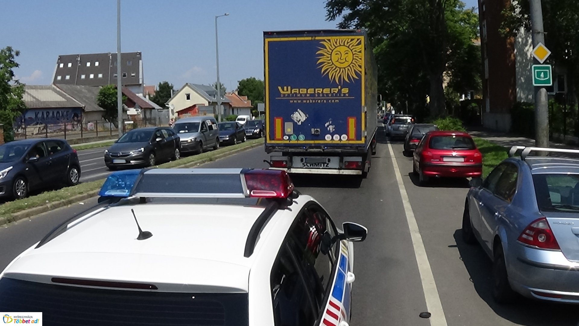 Kamion és személygépkocsi ütközött az Inczédy soron