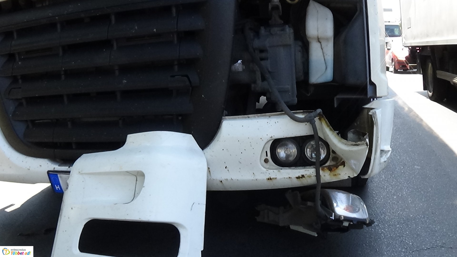 Kamion és személygépkocsi ütközött az Inczédy soron