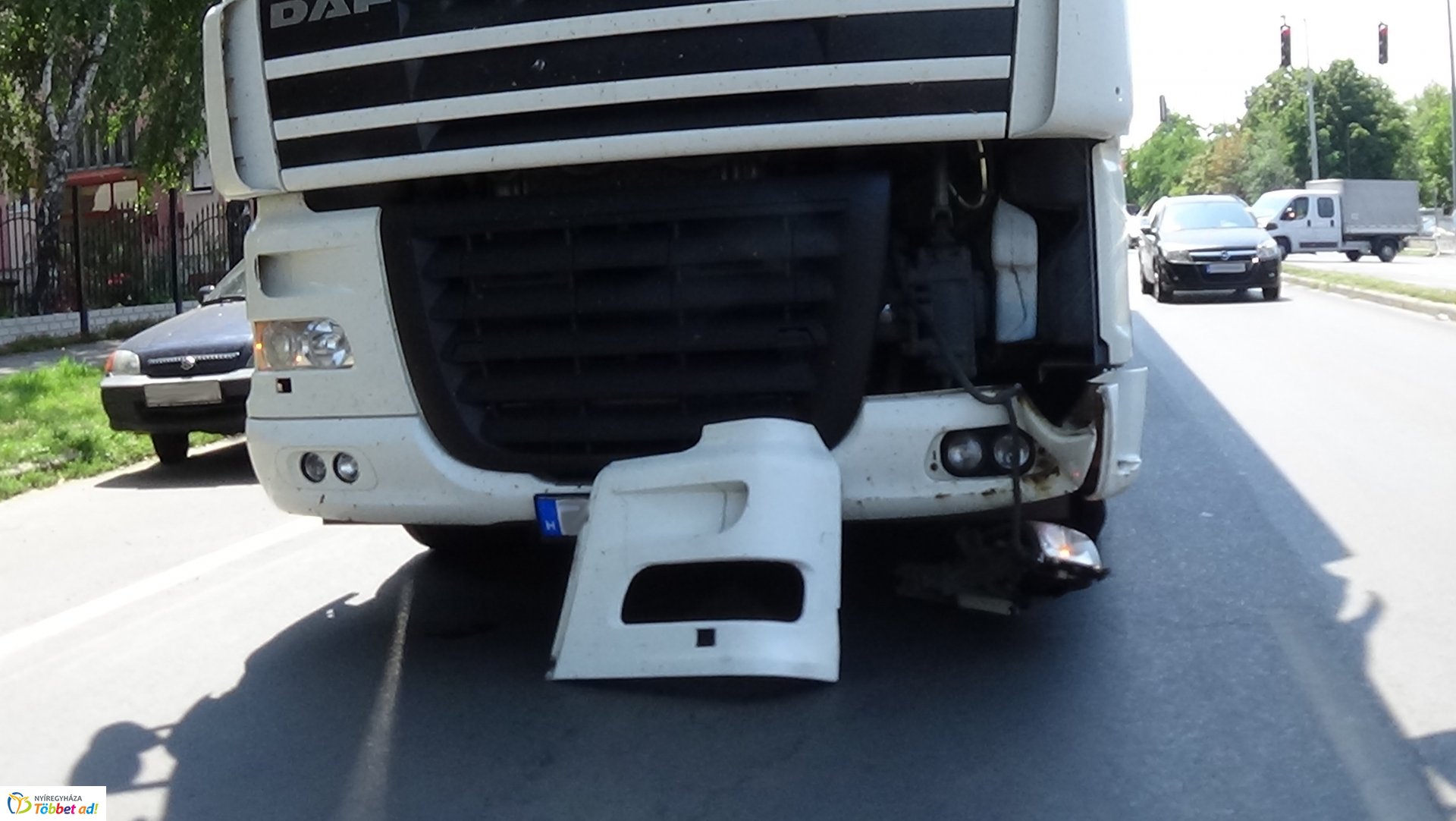 Kamion és személygépkocsi ütközött az Inczédy soron