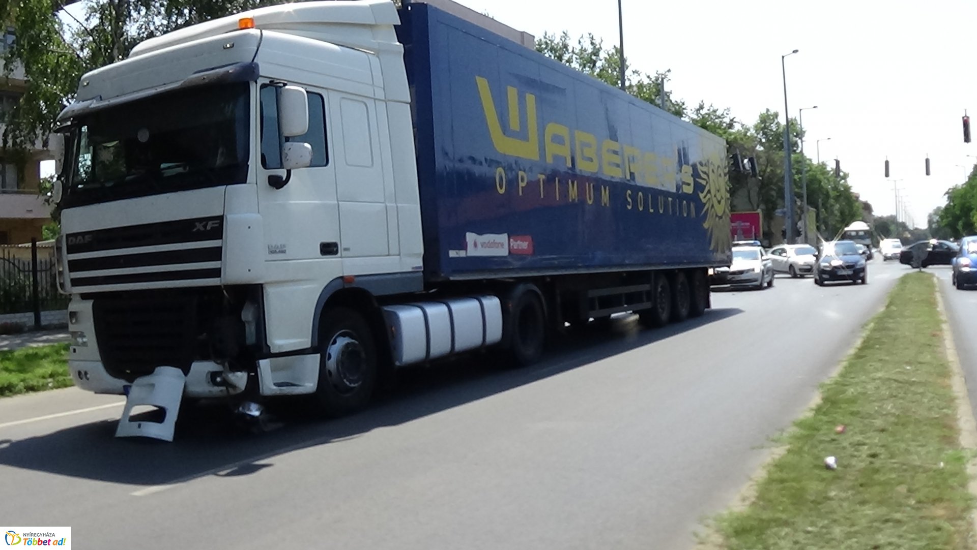 Kamion és személygépkocsi ütközött az Inczédy soron