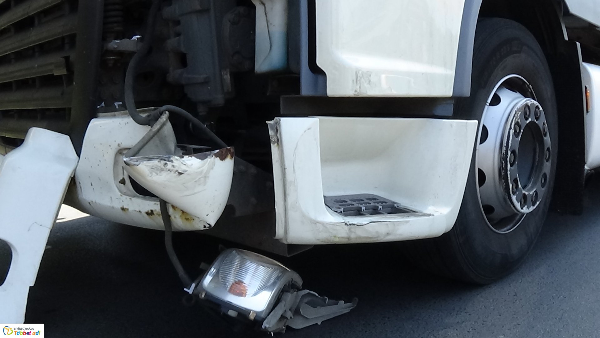 Kamion és személygépkocsi ütközött az Inczédy soron