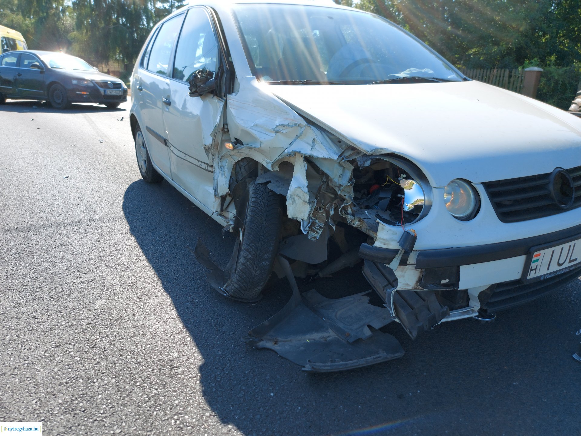 Kapubeállóban álló autóba csapódott