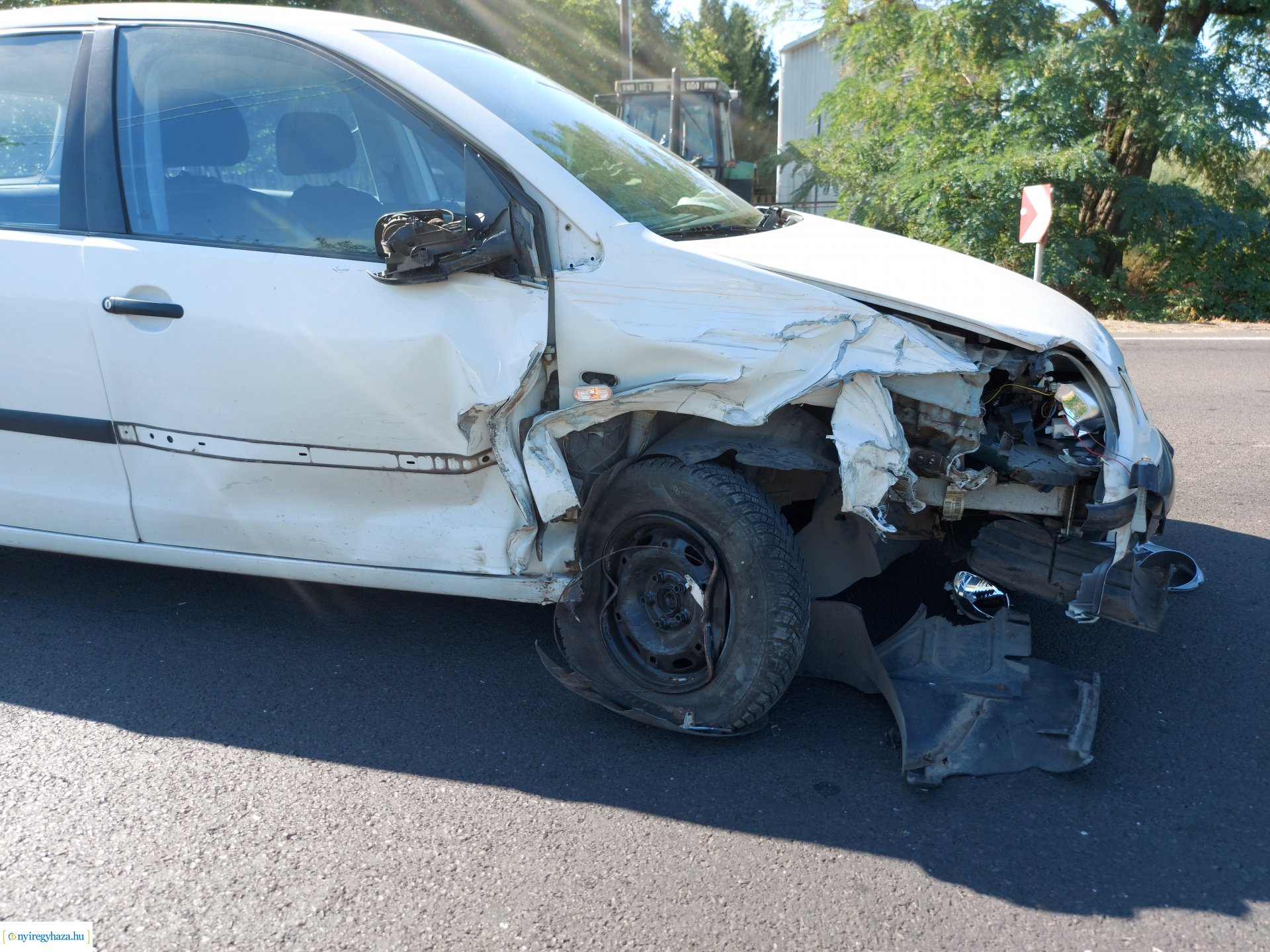 Kapubeállóban álló autóba csapódott