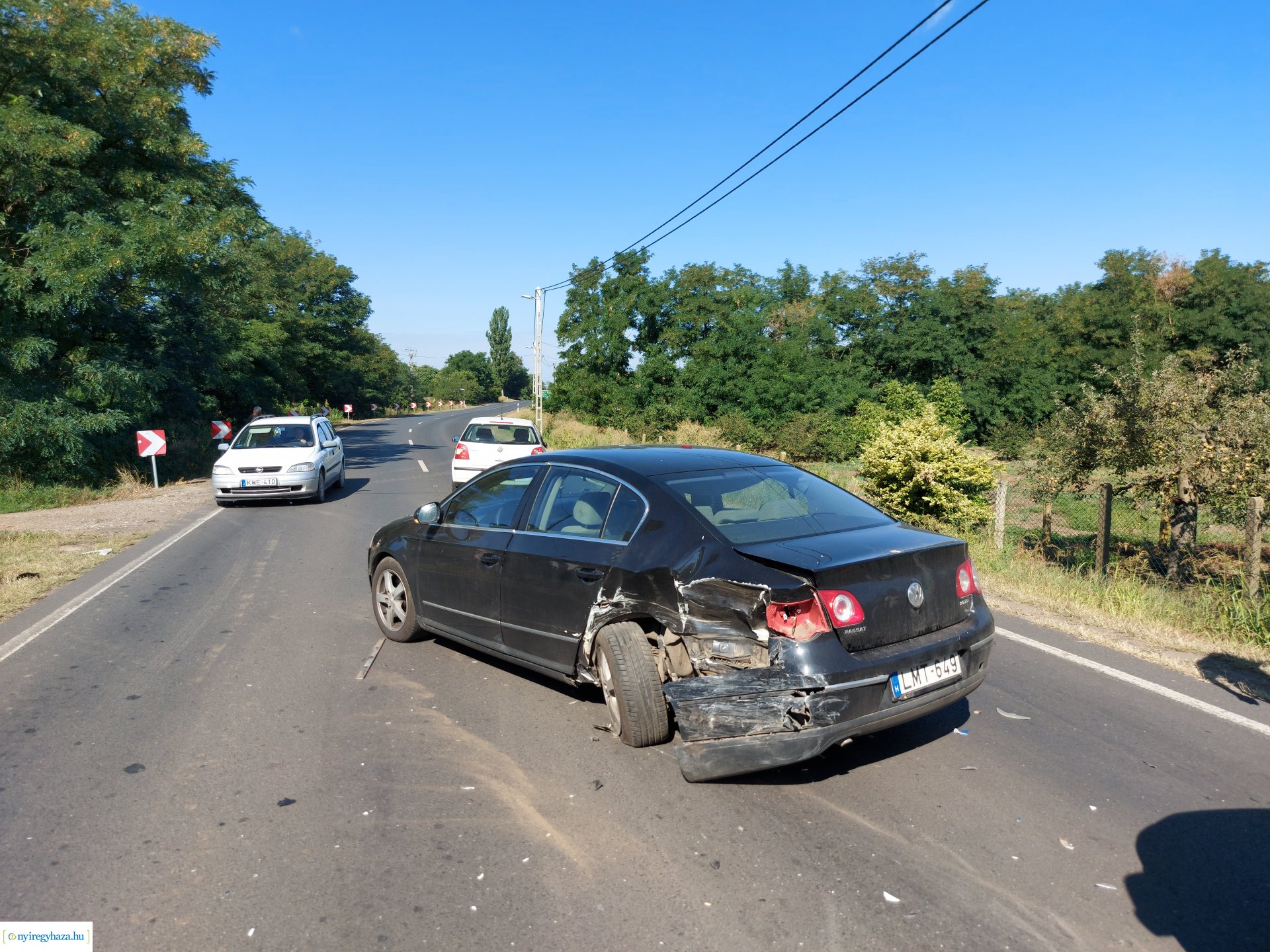 Kapubeállóban álló autóba csapódott