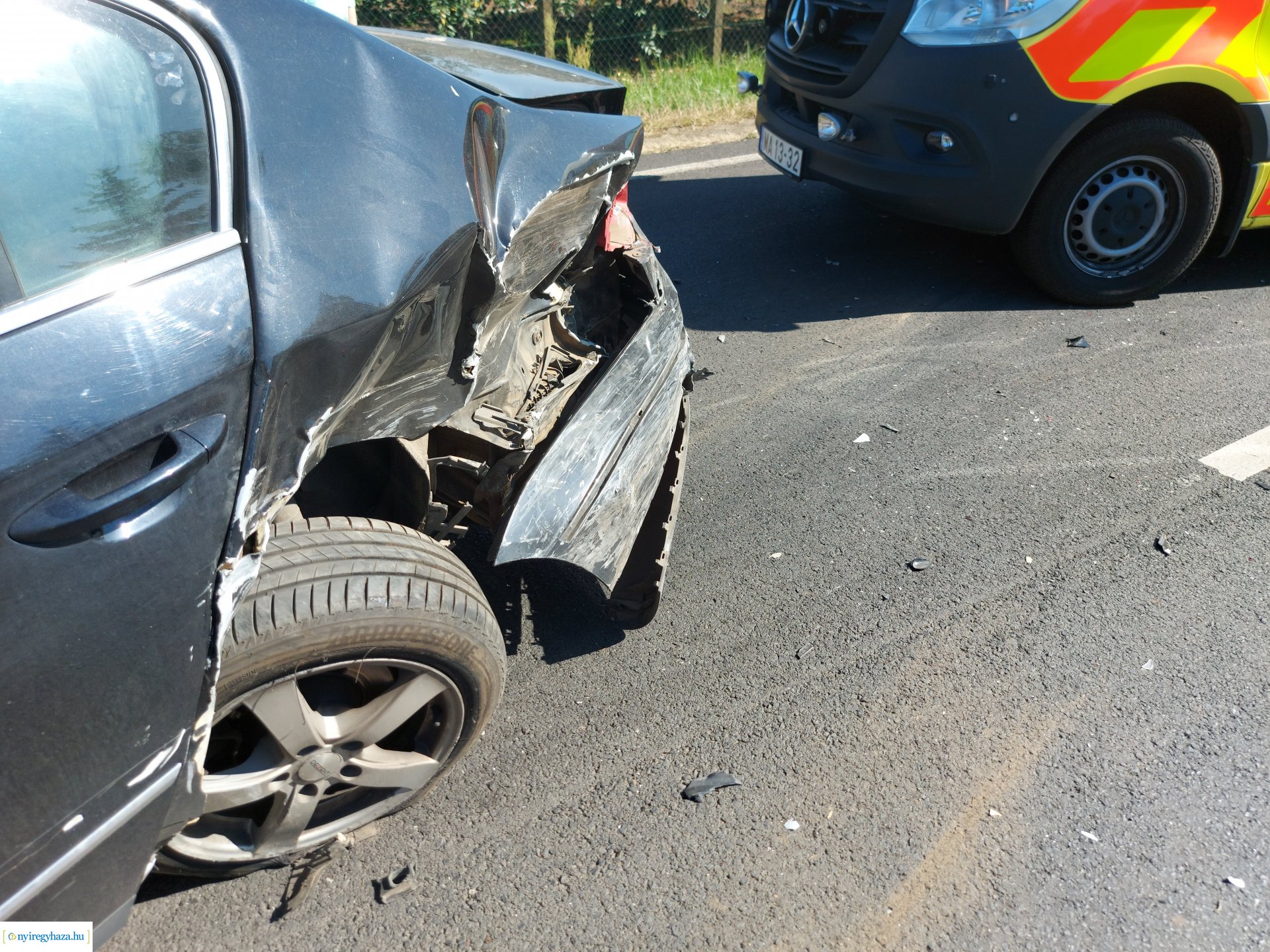 Kapubeállóban álló autóba csapódott