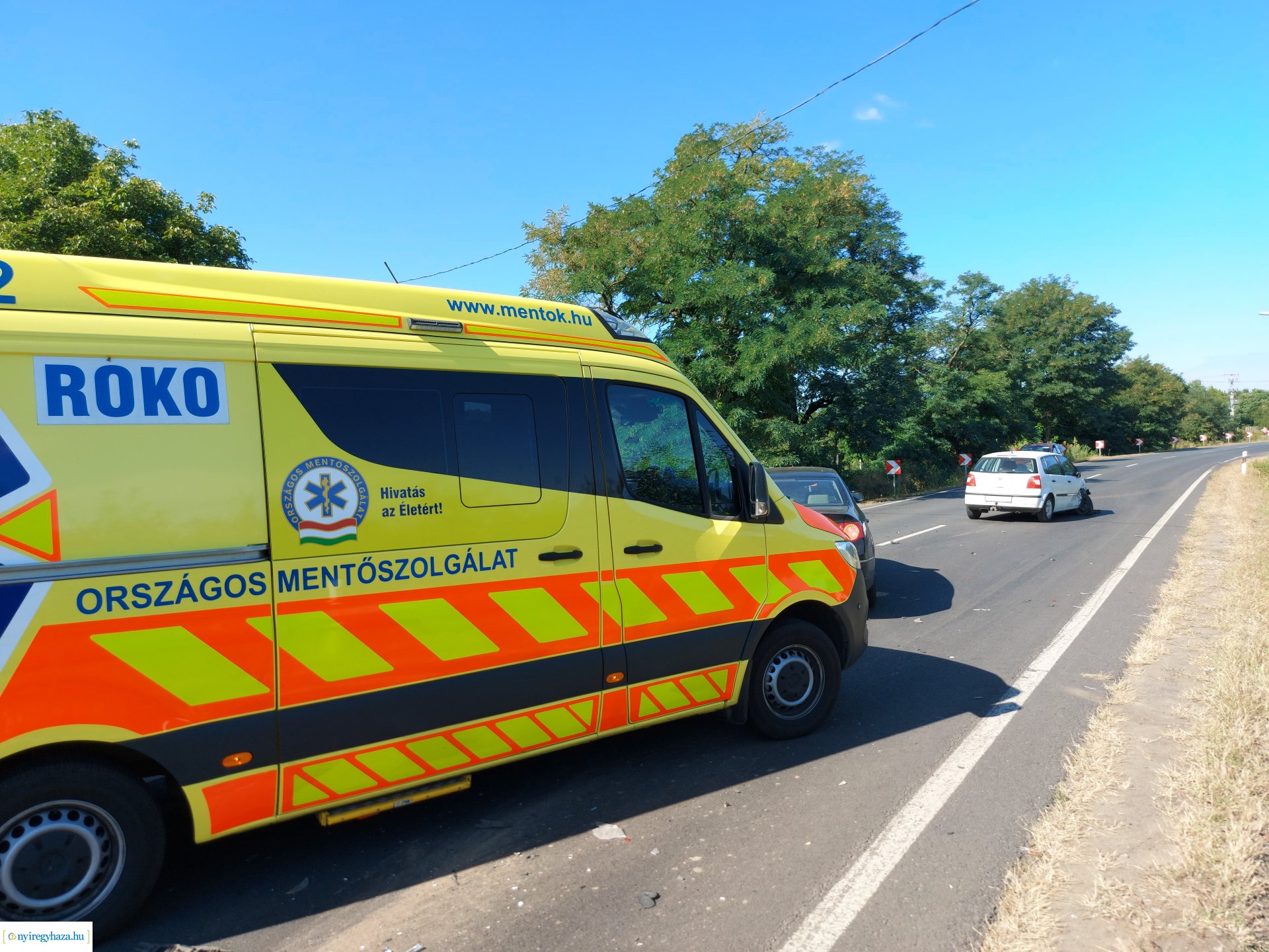 Kapubeállóban álló autóba csapódott