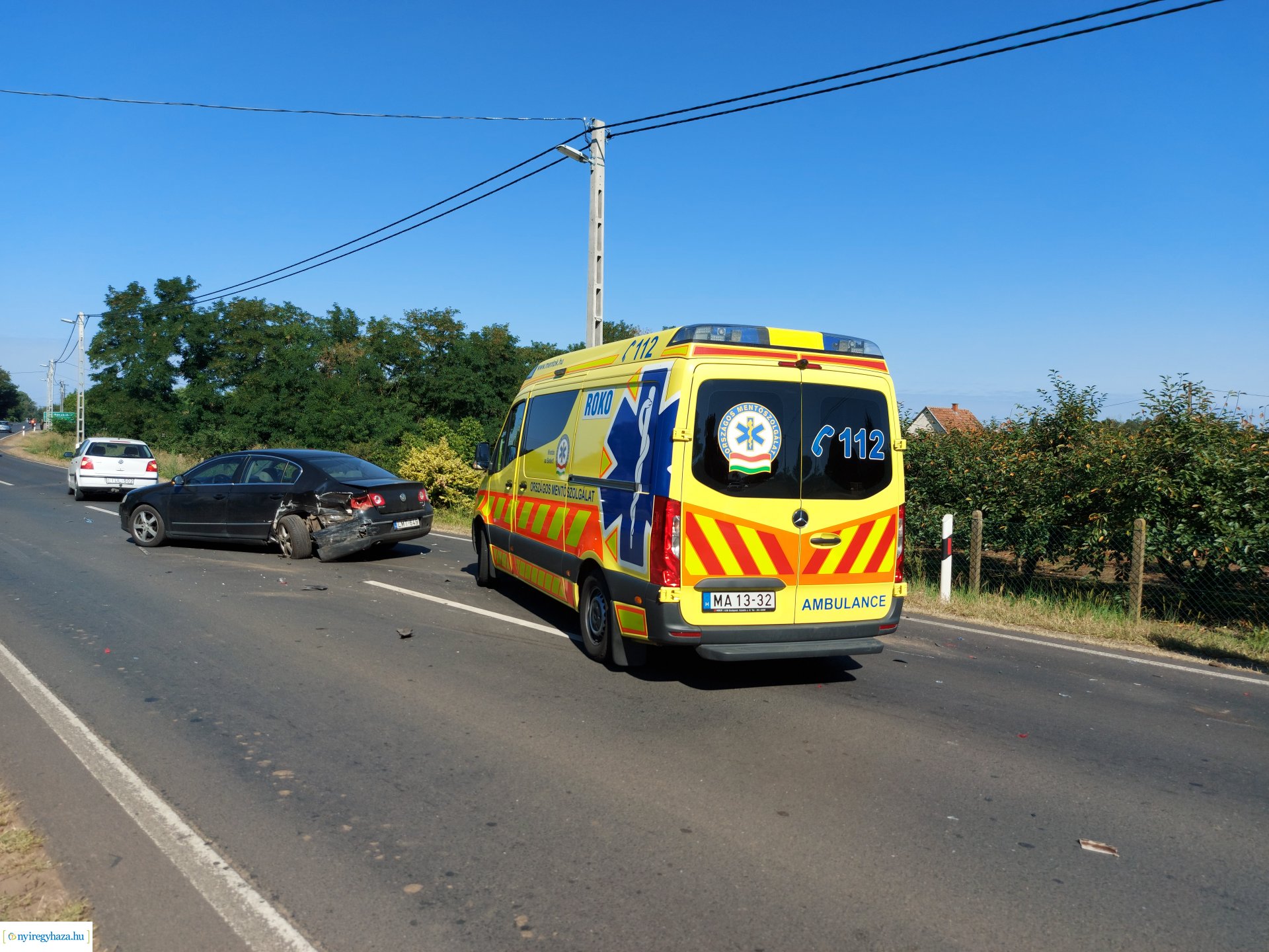 Kapubeállóban álló autóba csapódott