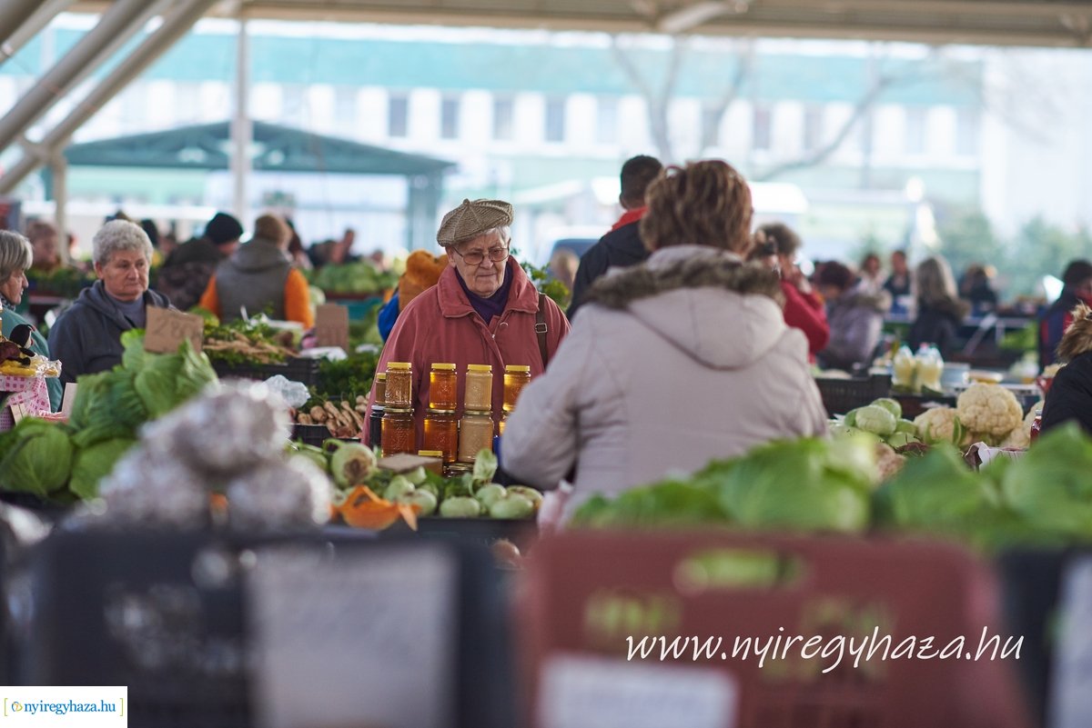 Karácsony előtti pillanatok a Búza téri piacon