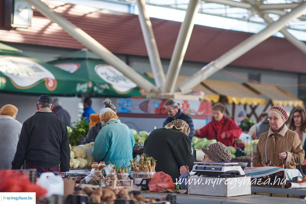 Karácsony előtti pillanatok a Búza téri piacon