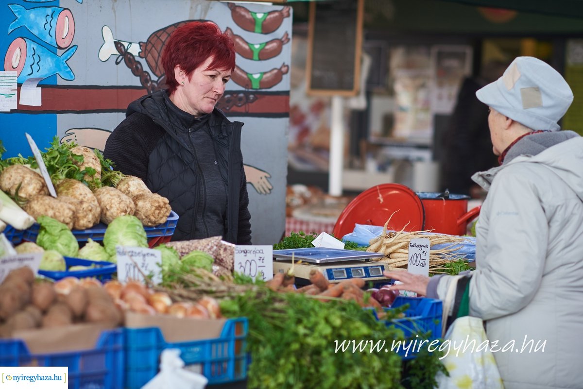 Karácsony előtti pillanatok a Búza téri piacon