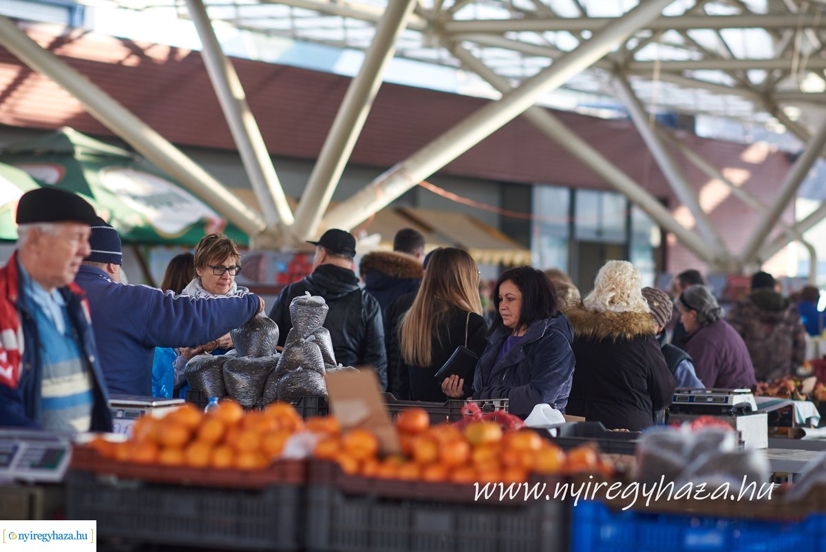 Karácsony előtti pillanatok a Búza téri piacon