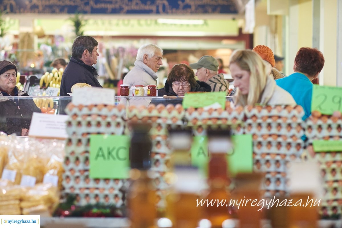 Karácsony előtti pillanatok a Búza téri piacon