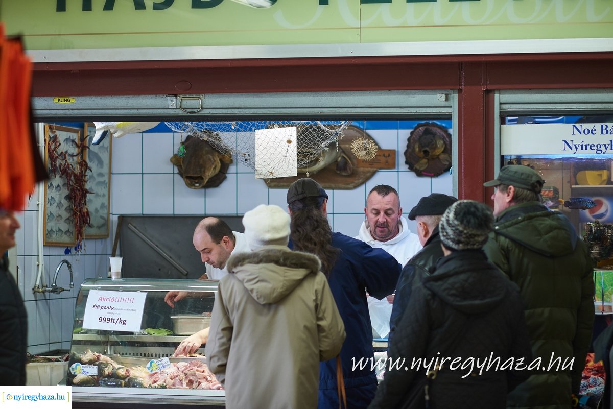 Karácsony előtti pillanatok a Búza téri piacon