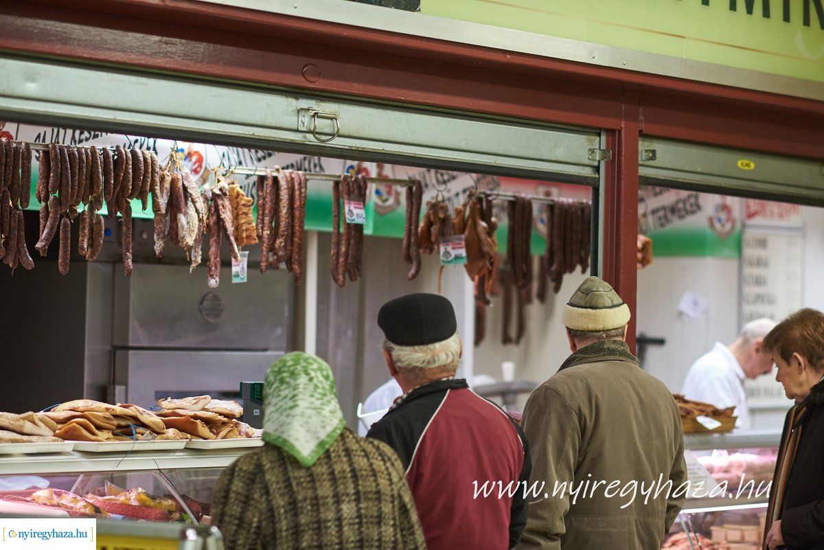 Karácsony előtti pillanatok a Búza téri piacon