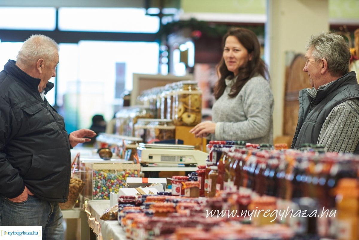 Karácsony előtti pillanatok a Búza téri piacon