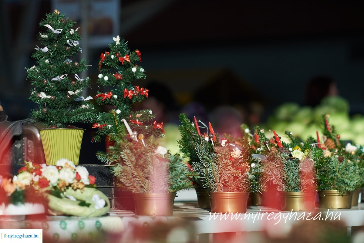 Karácsony előtti pillanatok a Búza téri piacon