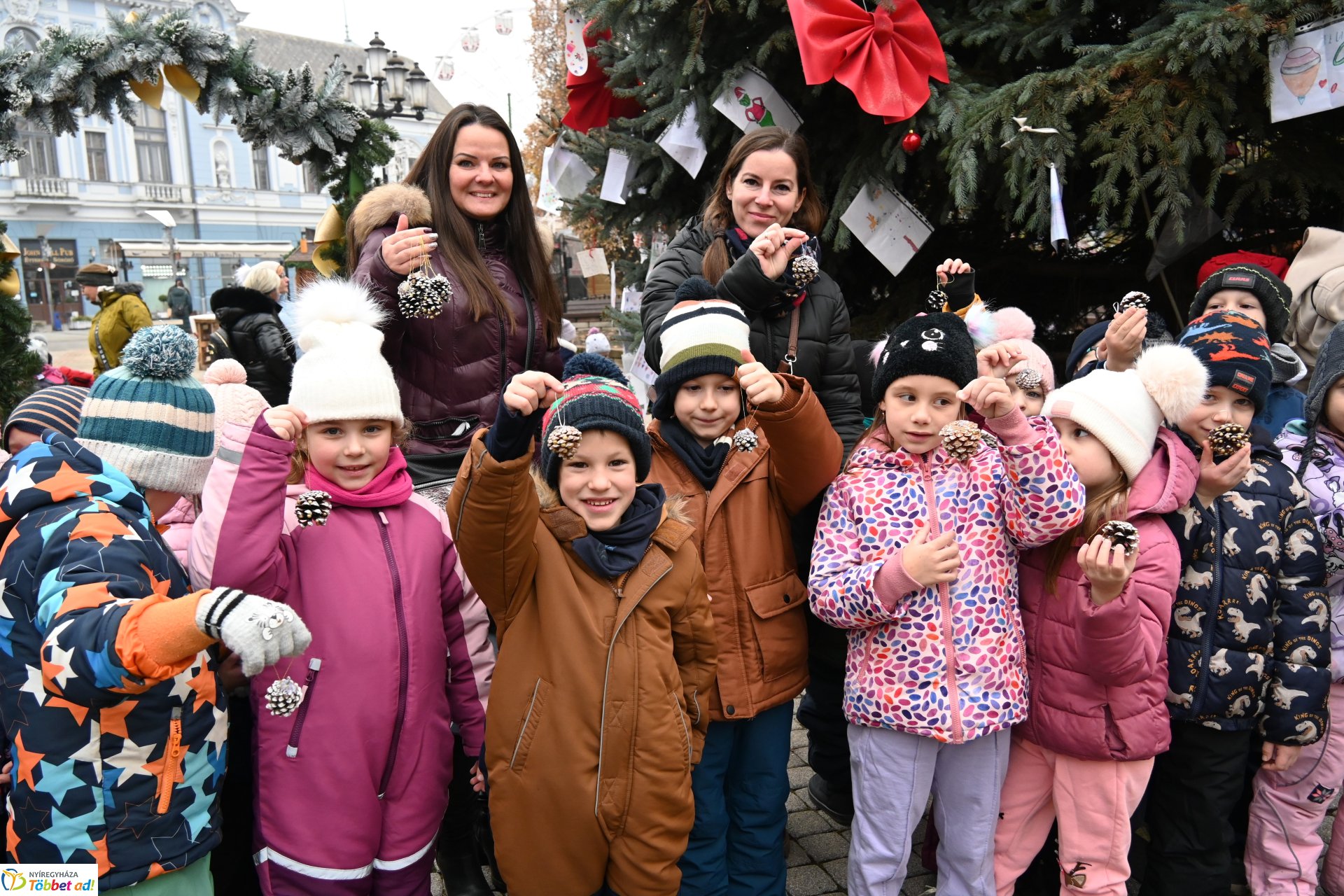 Karácsony sétányt díszítenek az óvodások 2024.