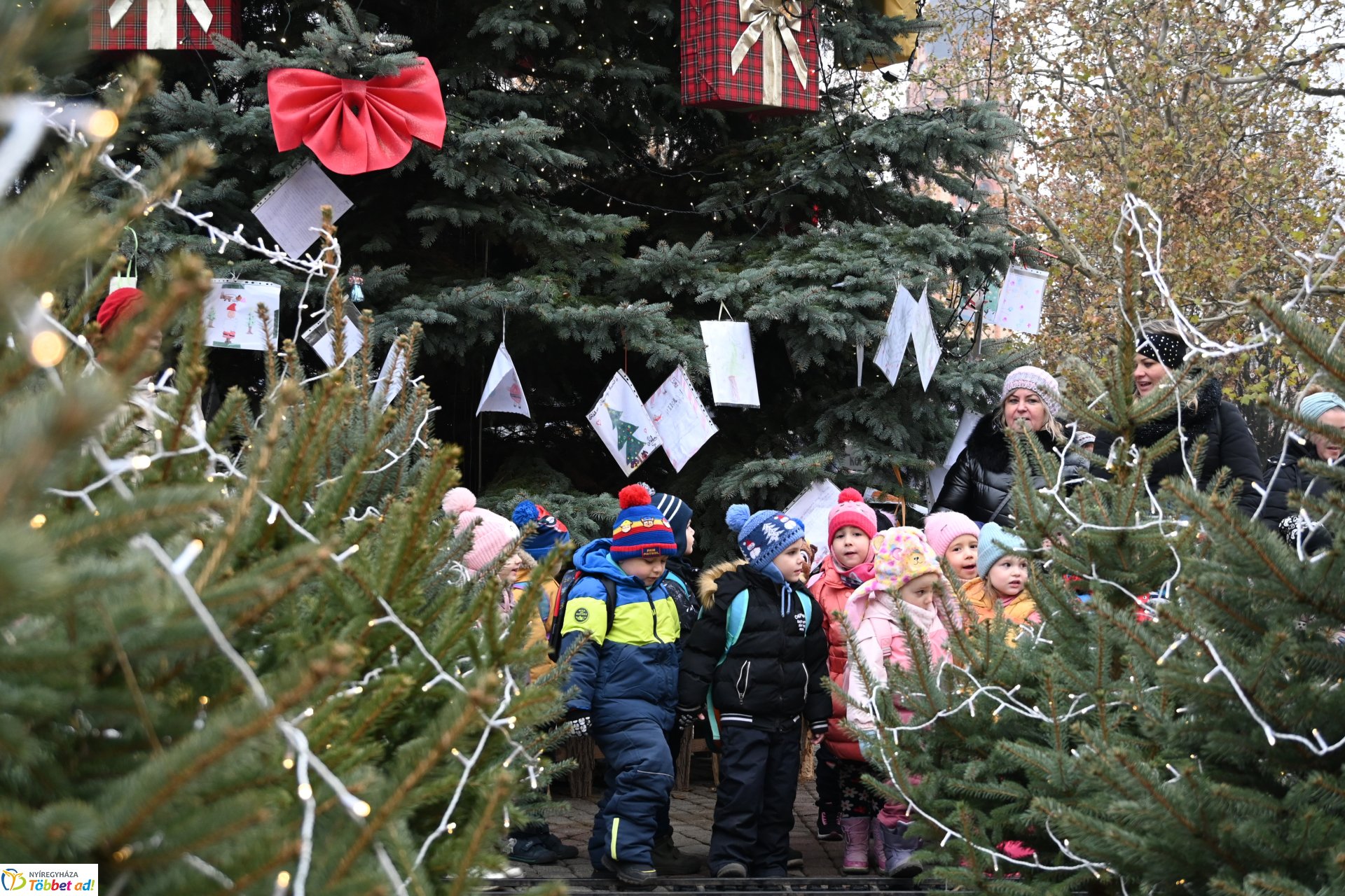 Karácsony sétányt díszítenek az óvodások 2024.