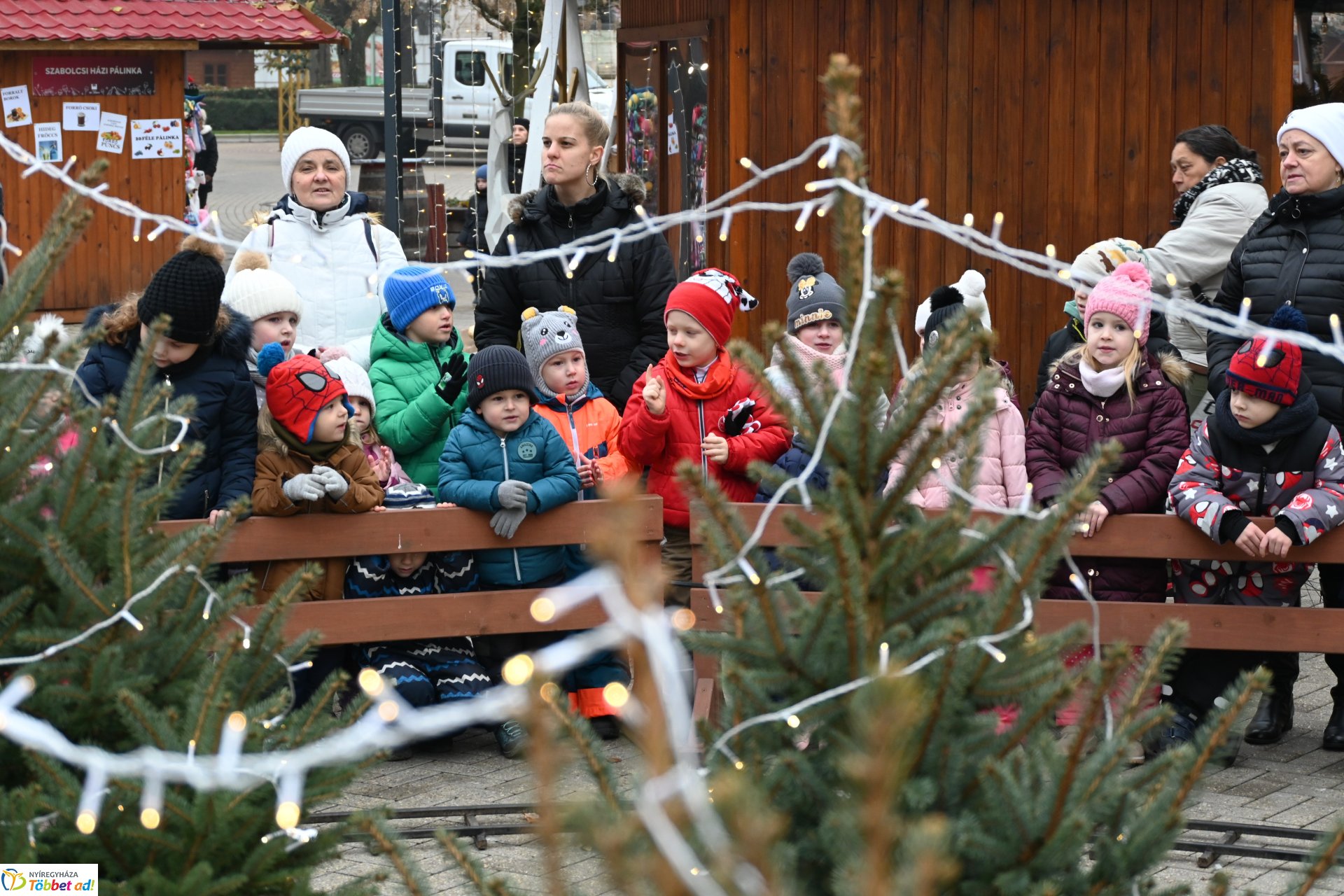 Karácsony sétányt díszítenek az óvodások 2024.
