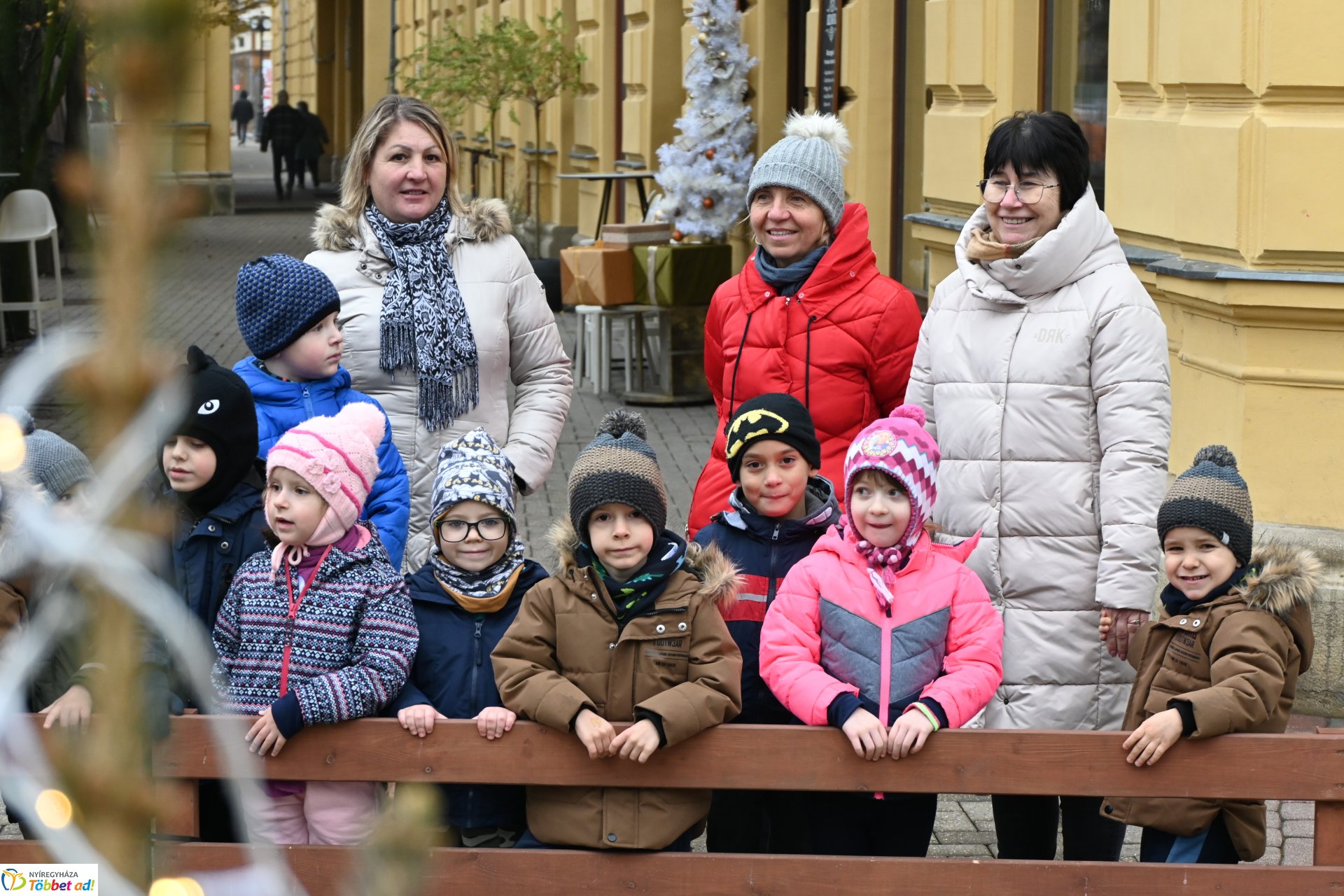 Karácsony sétányt díszítenek az óvodások 2024.