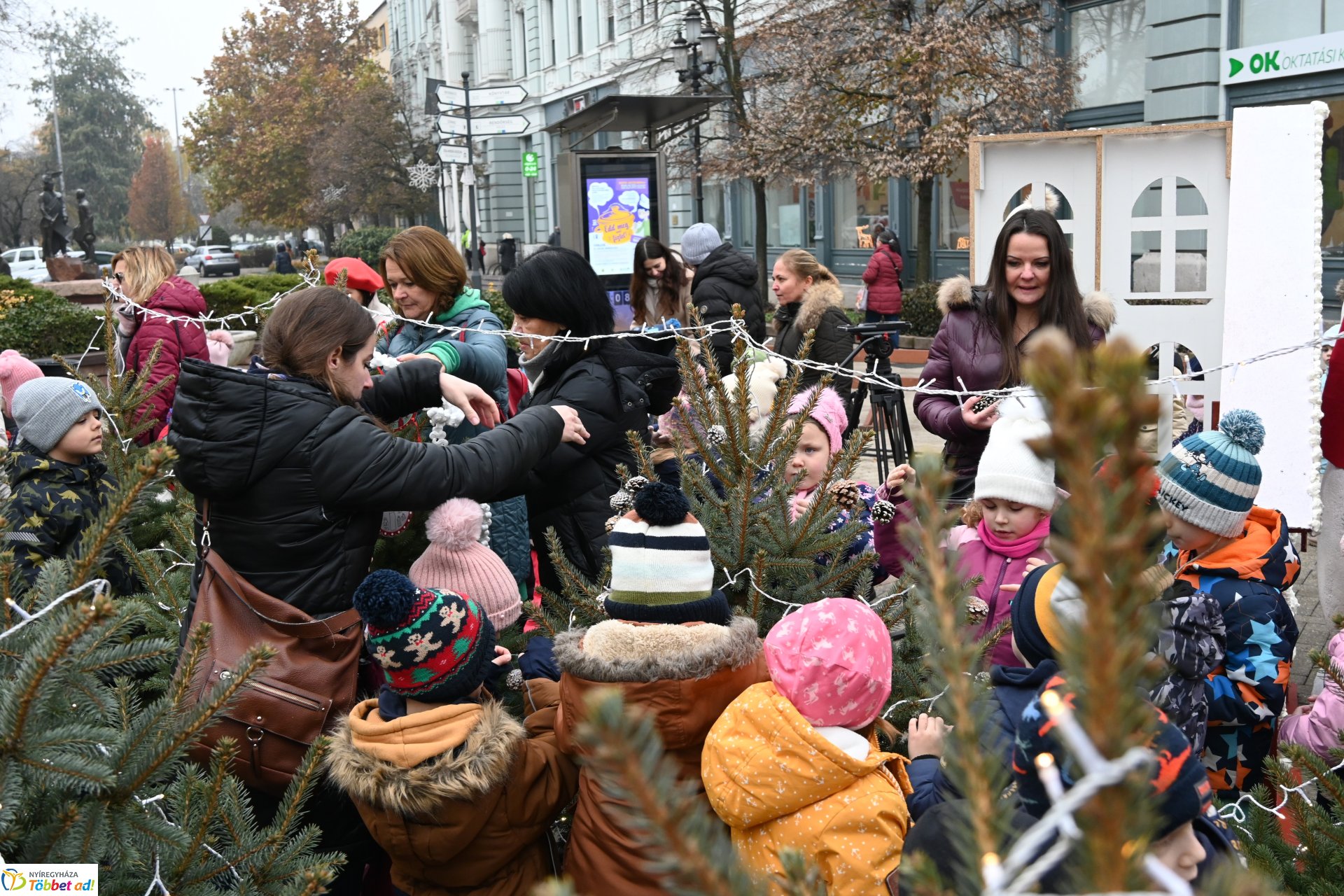 Karácsony sétányt díszítenek az óvodások 2024.