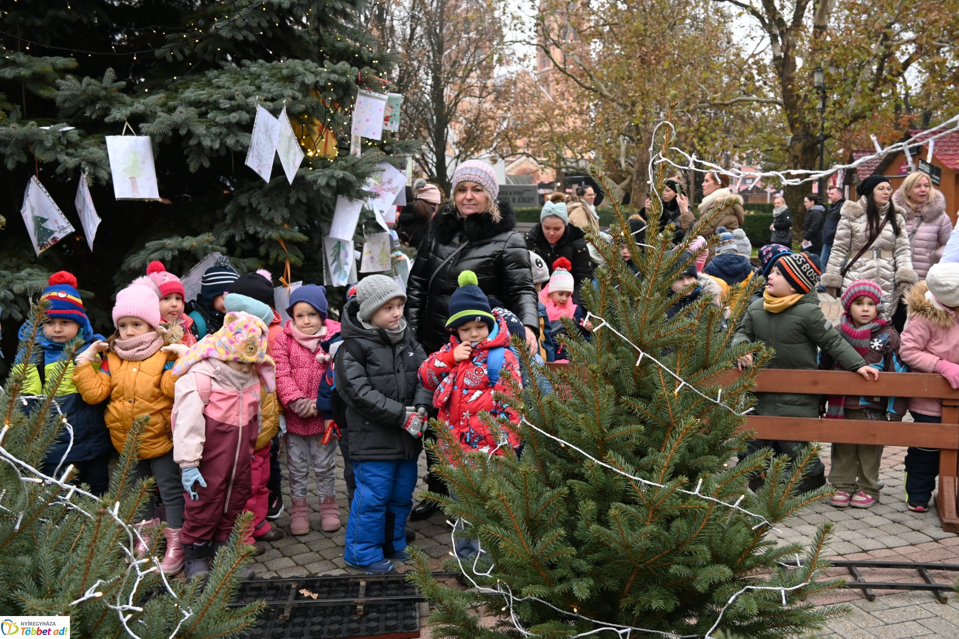 Karácsony sétányt díszítenek az óvodások 2024.