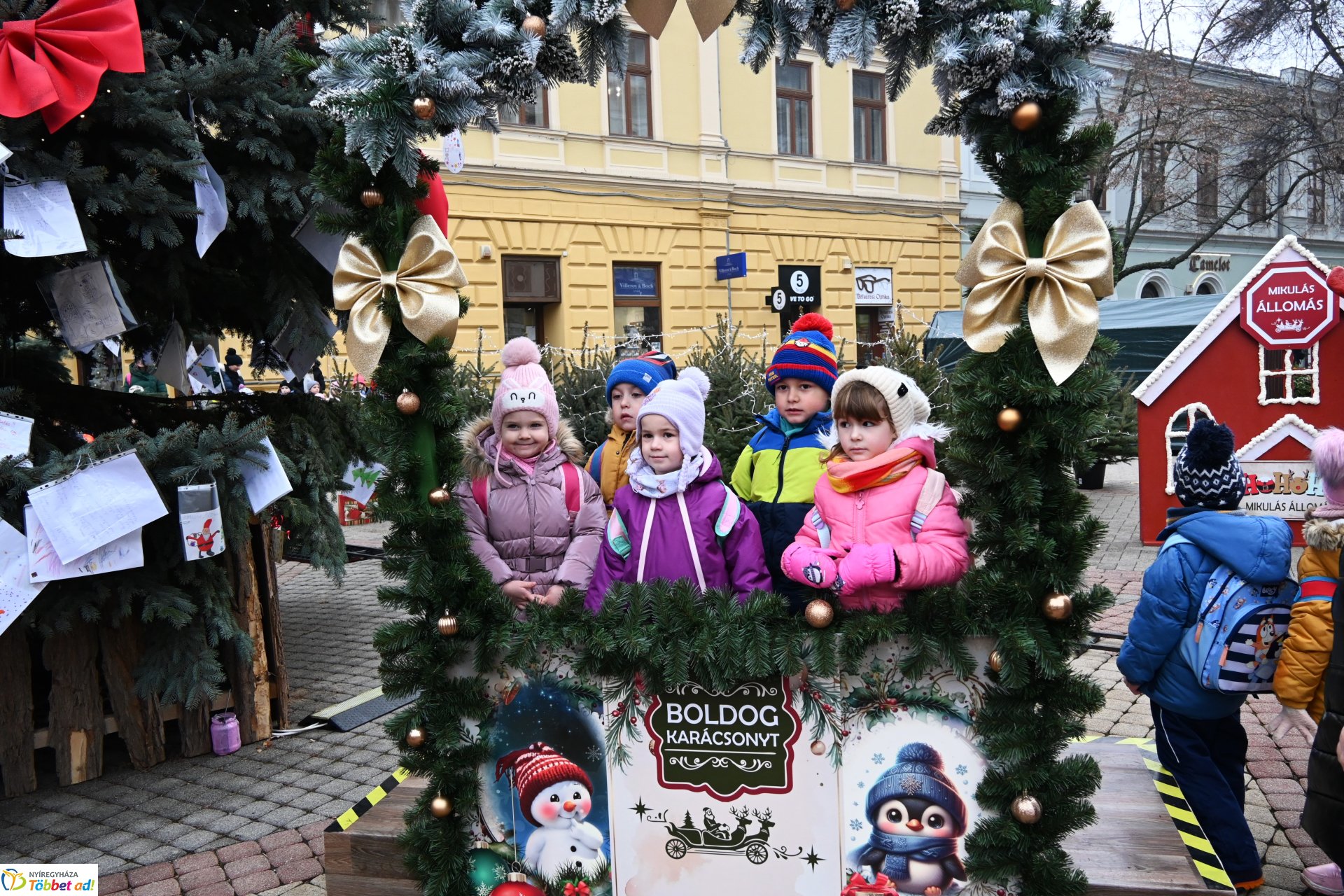 Karácsony sétányt díszítenek az óvodások 2024.