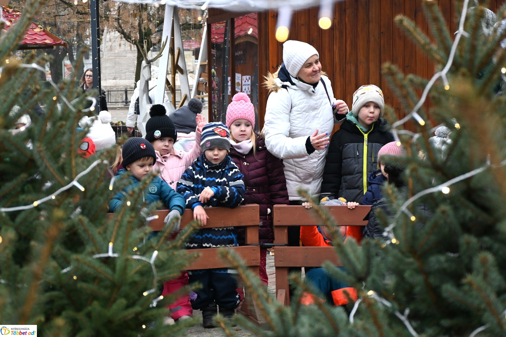 Karácsony sétányt díszítenek az óvodások 2024.