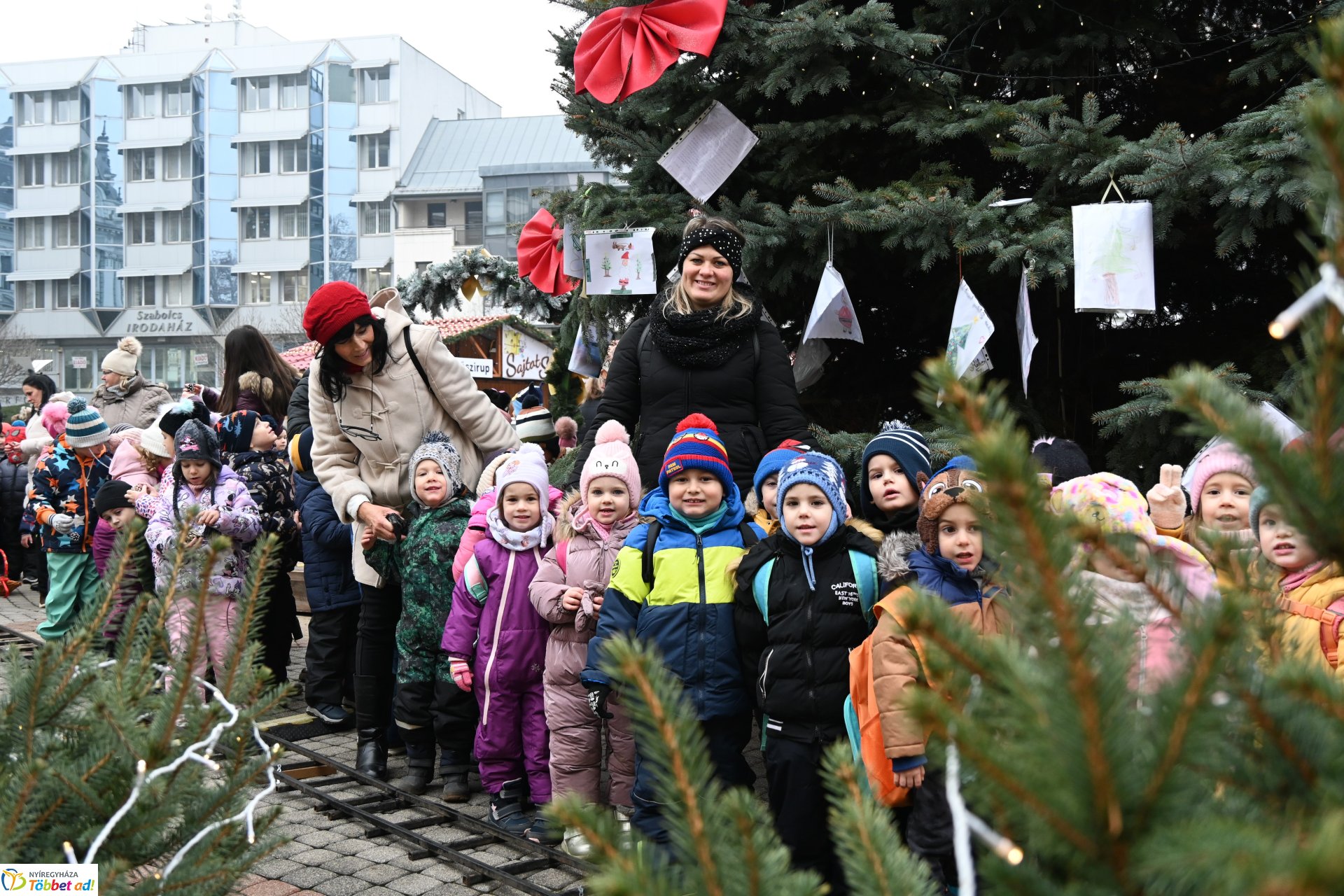 Karácsony sétányt díszítenek az óvodások 2024.