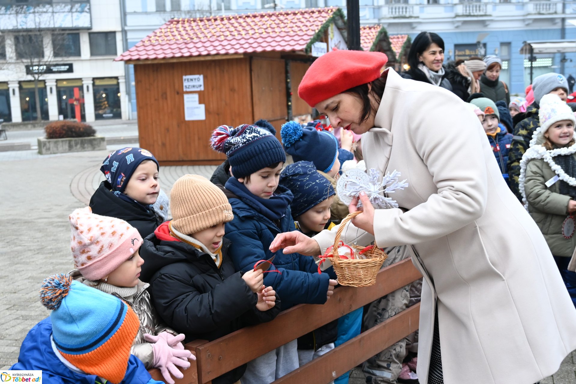 Karácsony sétányt díszítenek az óvodások 2024.