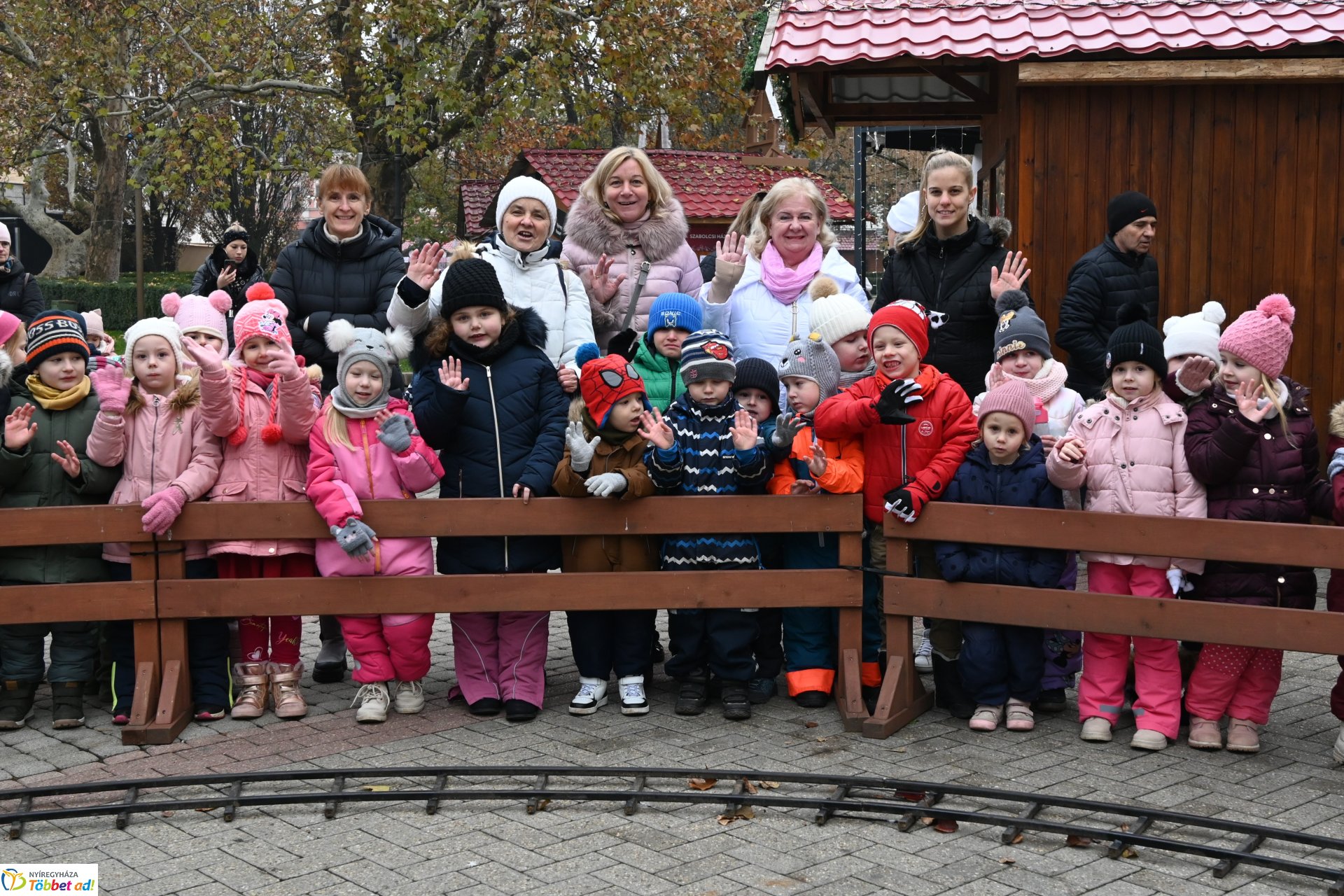 Karácsony sétányt díszítenek az óvodások 2024.