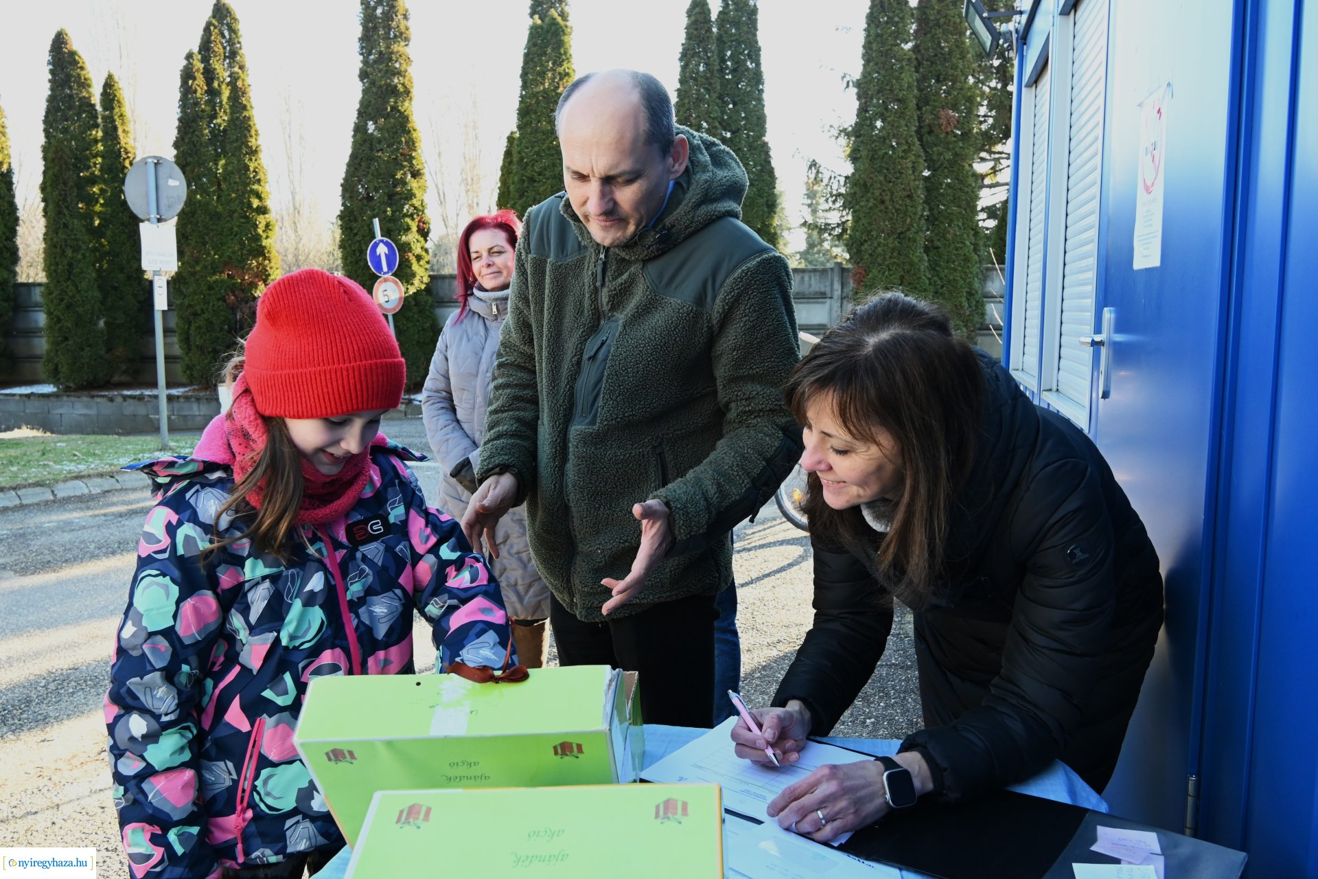 Karácsonyfáért ajándék - kisorsolták a nyereményeket  az ÉAK Korányi Frigyes utcai Hulladékudvarában