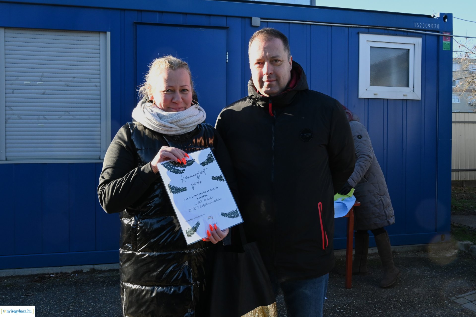 Karácsonyfáért ajándék - kisorsolták a nyereményeket  az ÉAK Korányi Frigyes utcai Hulladékudvarában