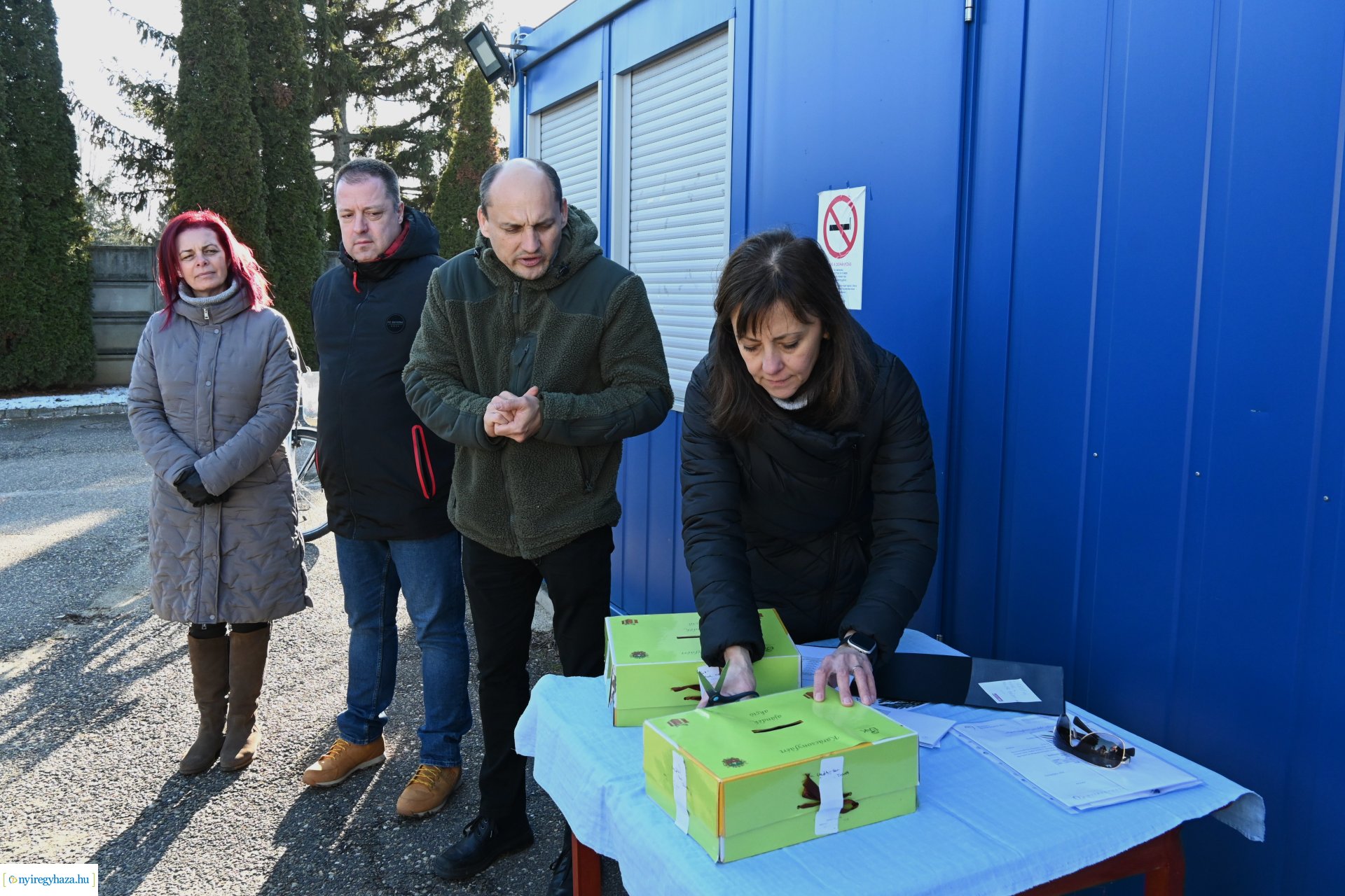 Karácsonyfáért ajándék - kisorsolták a nyereményeket  az ÉAK Korányi Frigyes utcai Hulladékudvarában