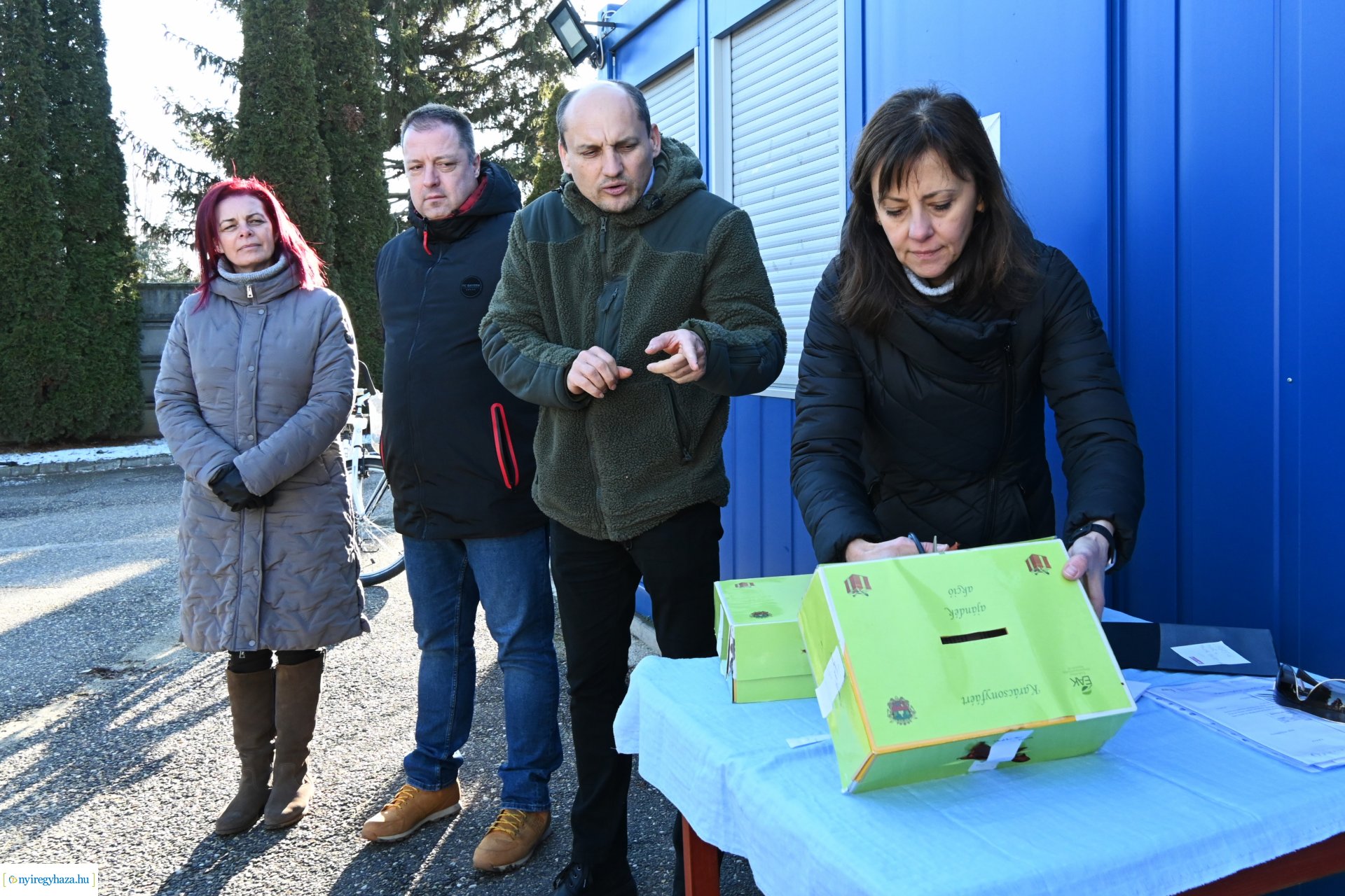 Karácsonyfáért ajándék - kisorsolták a nyereményeket  az ÉAK Korányi Frigyes utcai Hulladékudvarában