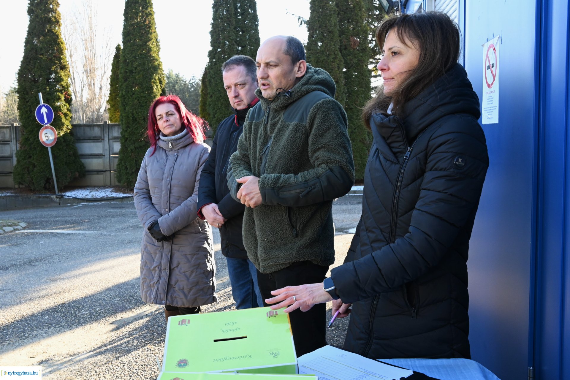 Karácsonyfáért ajándék - kisorsolták a nyereményeket  az ÉAK Korányi Frigyes utcai Hulladékudvarában