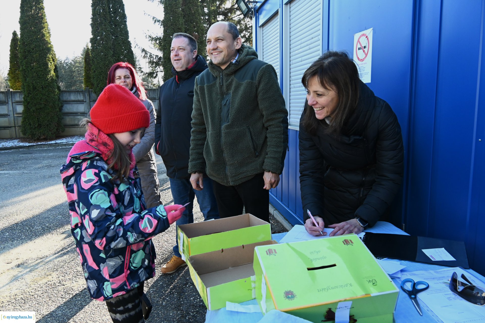 Karácsonyfáért ajándék - kisorsolták a nyereményeket  az ÉAK Korányi Frigyes utcai Hulladékudvarában
