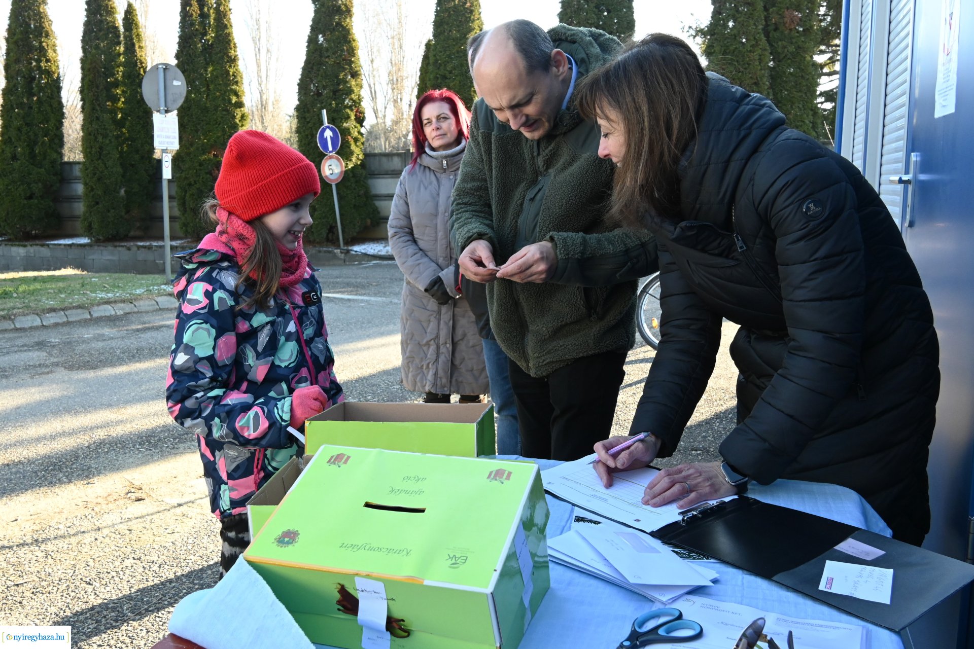 Karácsonyfáért ajándék - kisorsolták a nyereményeket  az ÉAK Korányi Frigyes utcai Hulladékudvarában