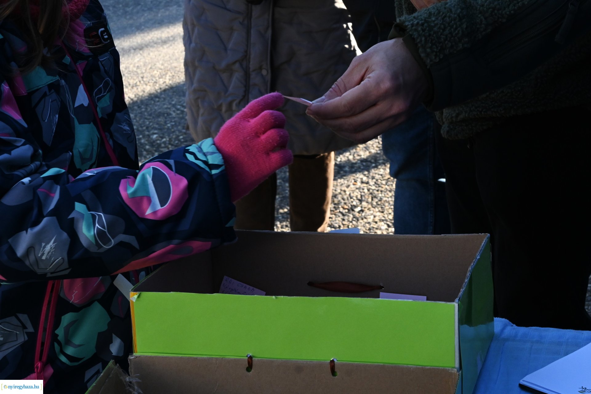 Karácsonyfáért ajándék - kisorsolták a nyereményeket  az ÉAK Korányi Frigyes utcai Hulladékudvarában