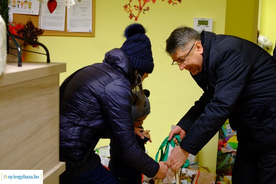 Karácsonyi adományok átadása 20221220