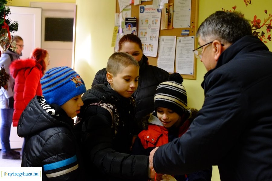 Karácsonyi adományok átadása 20221220