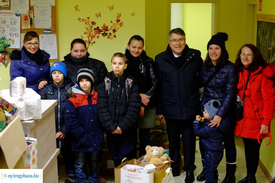 Karácsonyi adományok átadása 20221220
