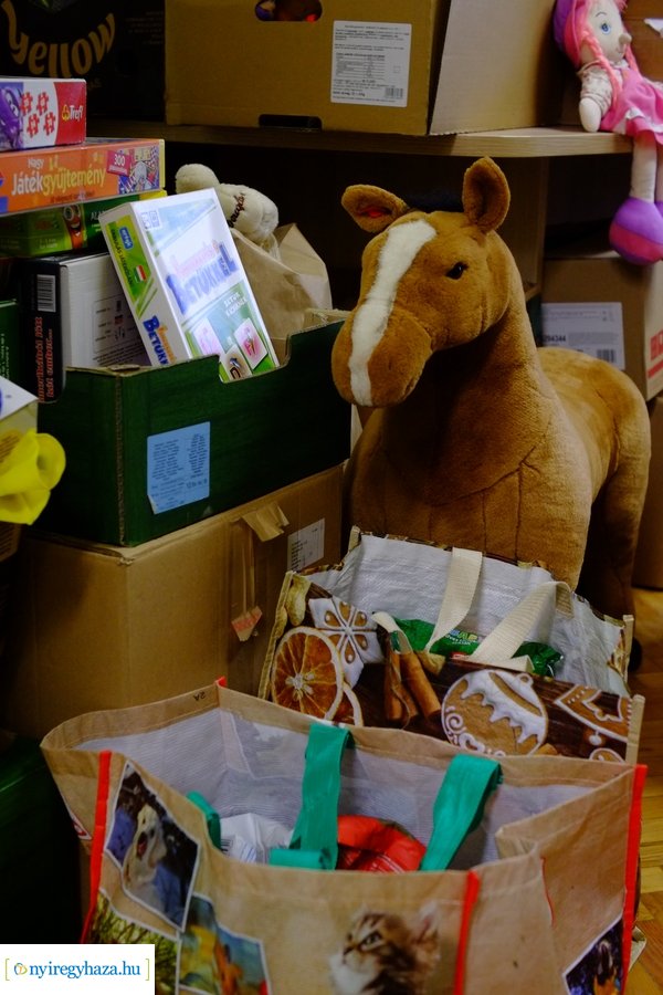 Karácsonyi adományok átadása 20221220