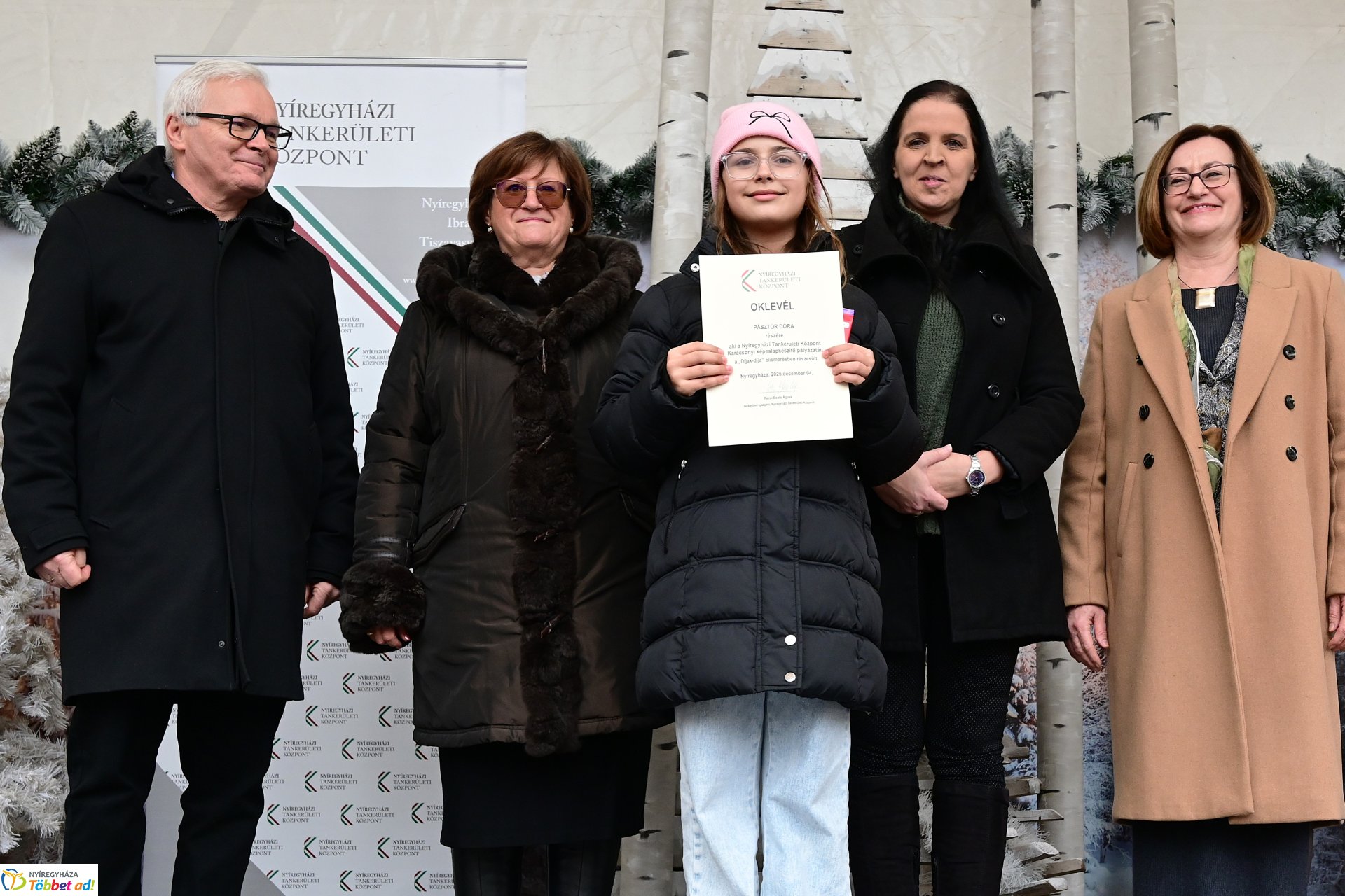 Karácsonyi képeslapok rajzpályázatának eredményhirdetése a Kossuth téren