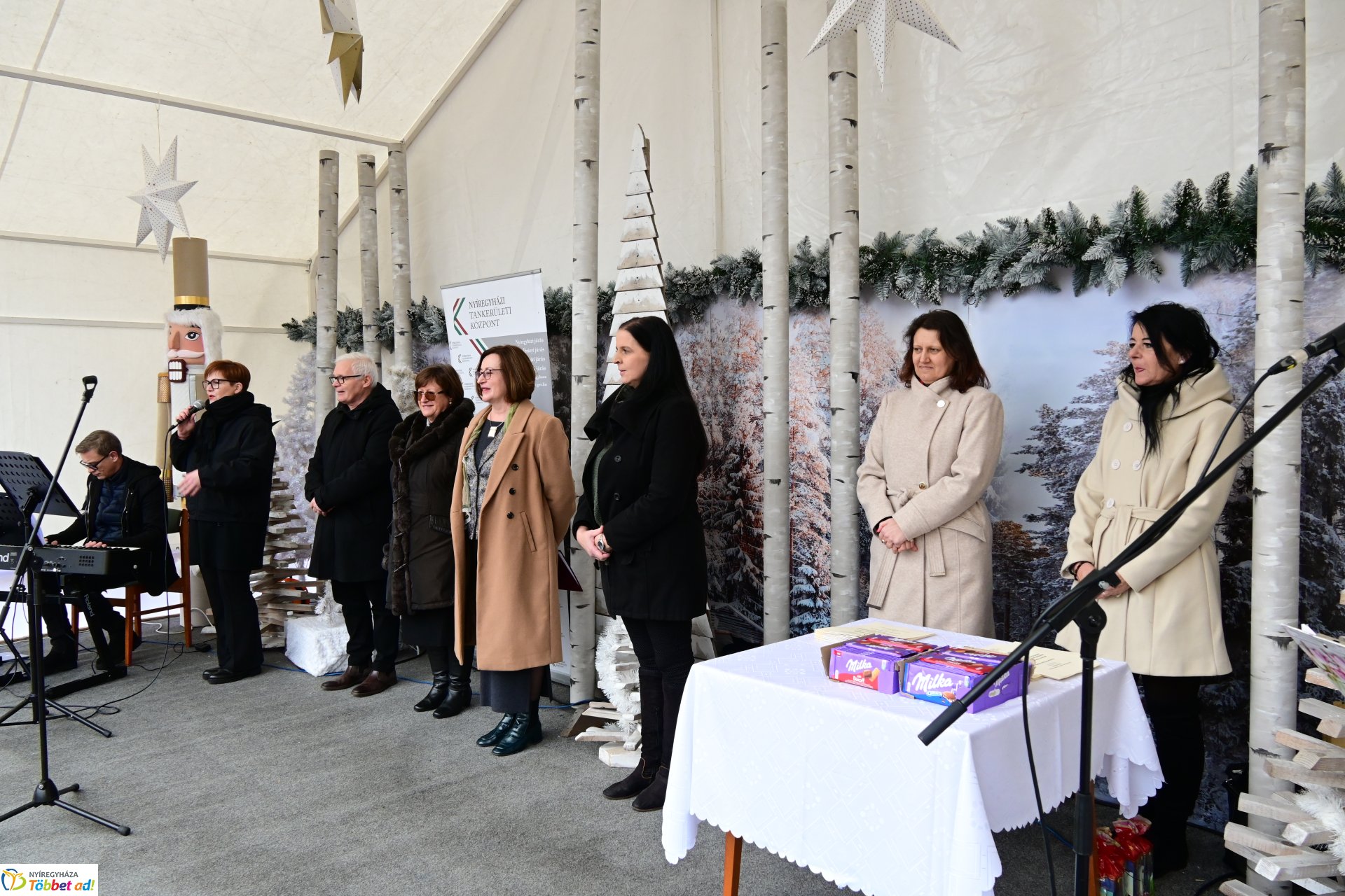 Karácsonyi képeslapok rajzpályázatának eredményhirdetése a Kossuth téren