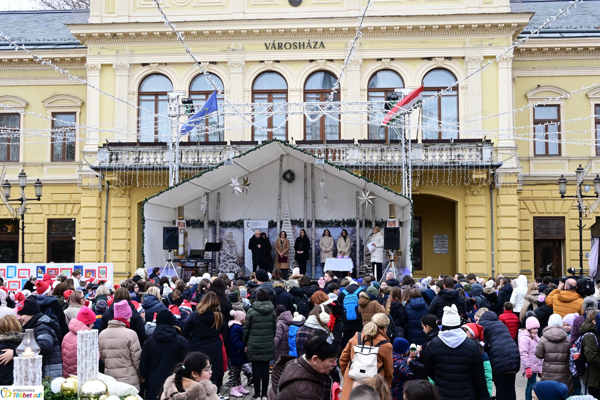Karácsonyi képeslapok rajzpályázatának eredményhirdetése a Kossuth téren