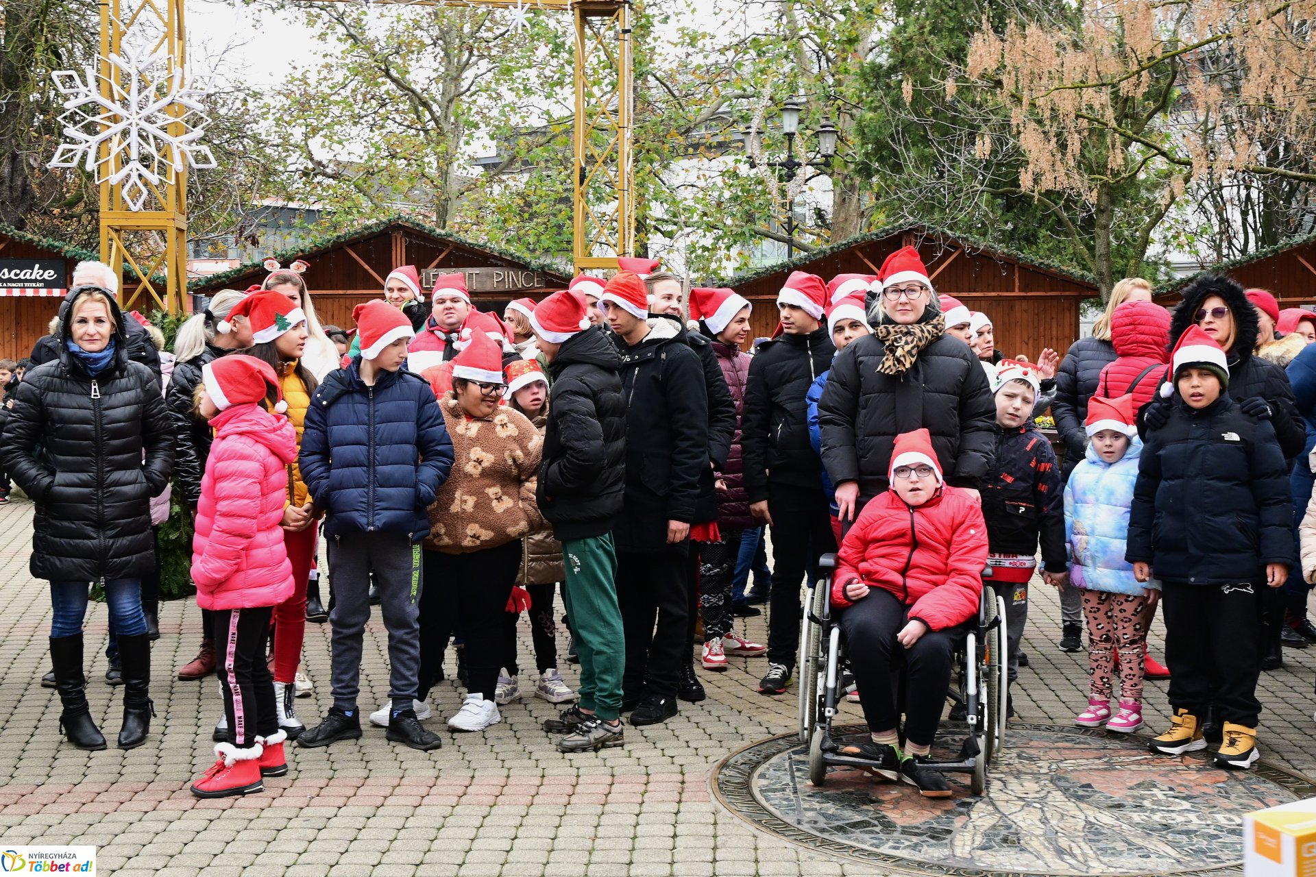 Karácsonyi képeslapok rajzpályázatának eredményhirdetése a Kossuth téren