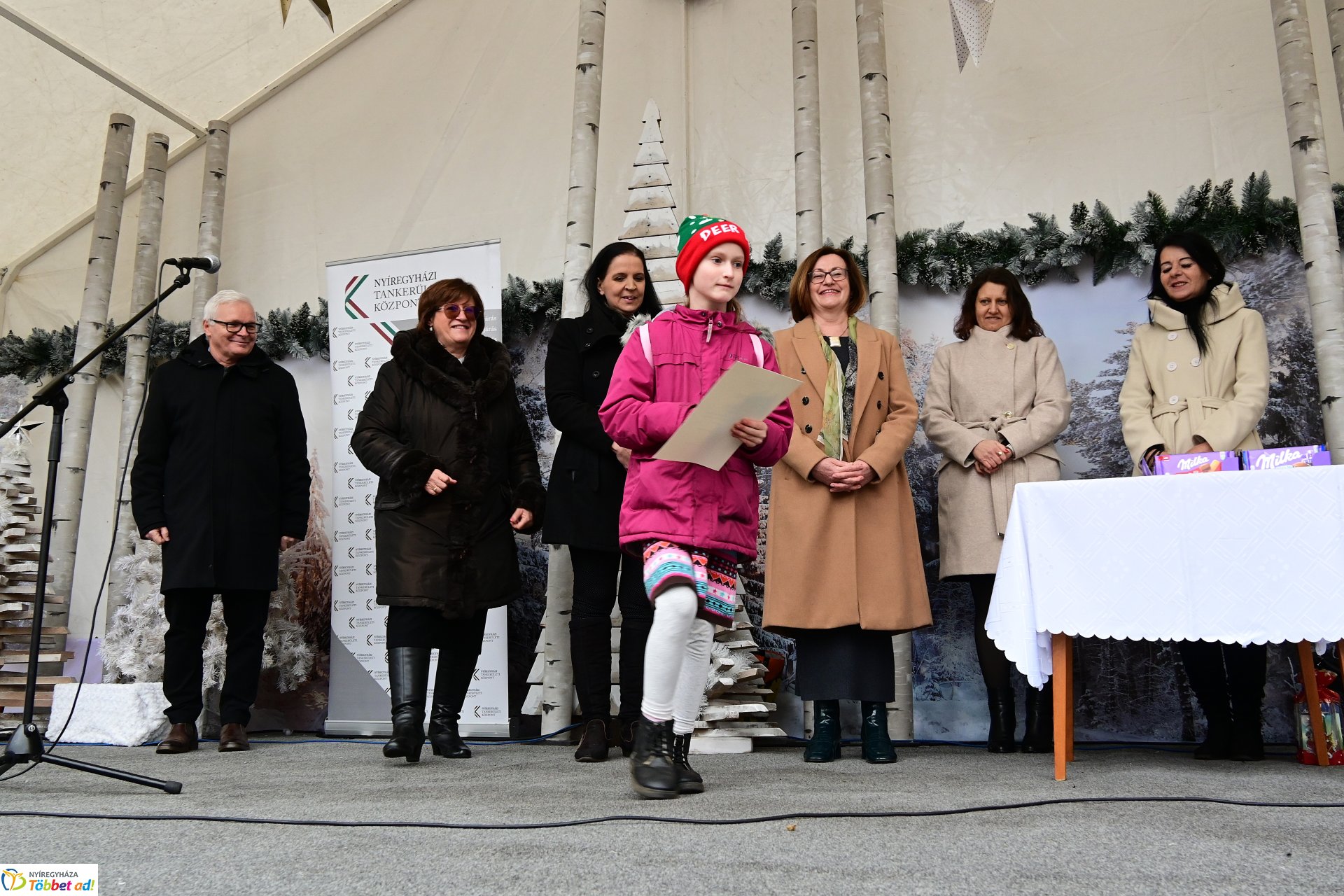 Karácsonyi képeslapok rajzpályázatának eredményhirdetése a Kossuth téren