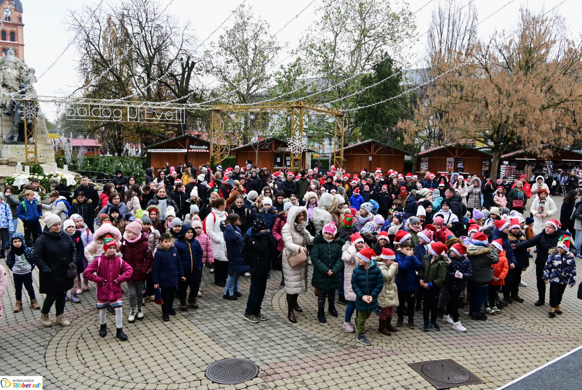 Karácsonyi képeslapok rajzpályázatának eredményhirdetése a Kossuth téren