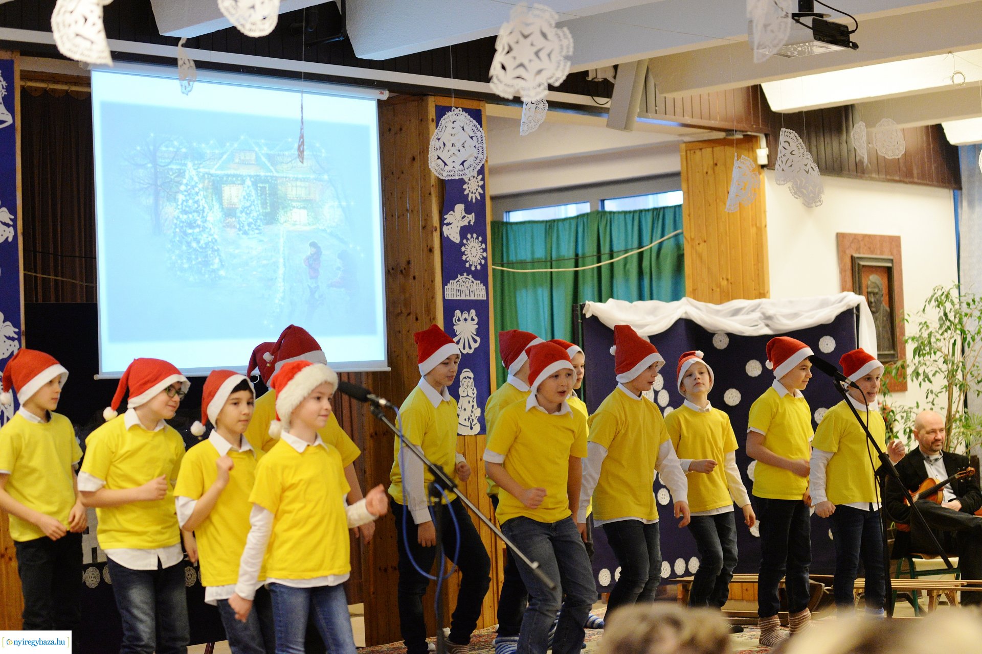 Karácsonyi ünnepség a Móra Ferenc Általános Iskolában